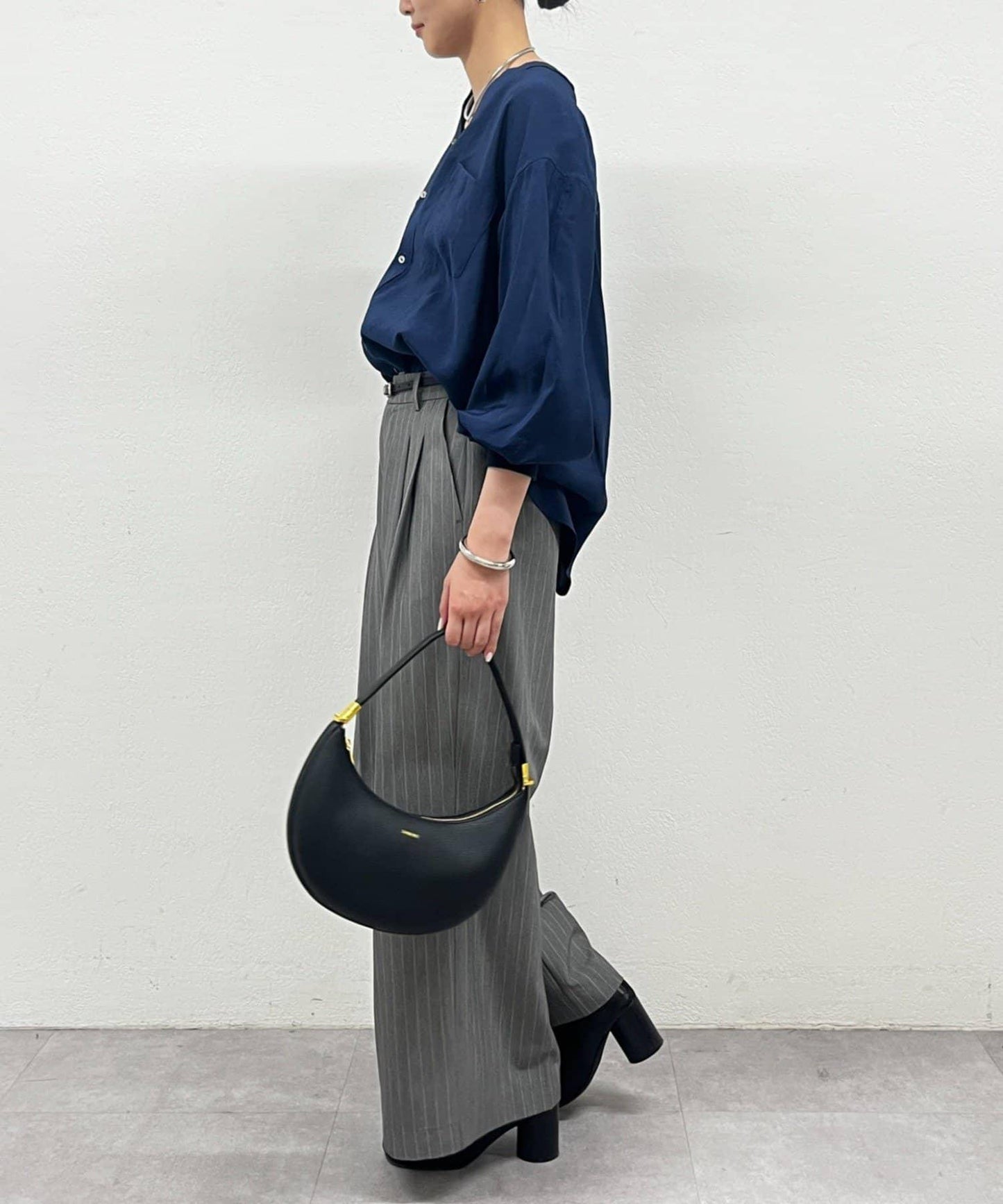 袖口收口V領襯衫