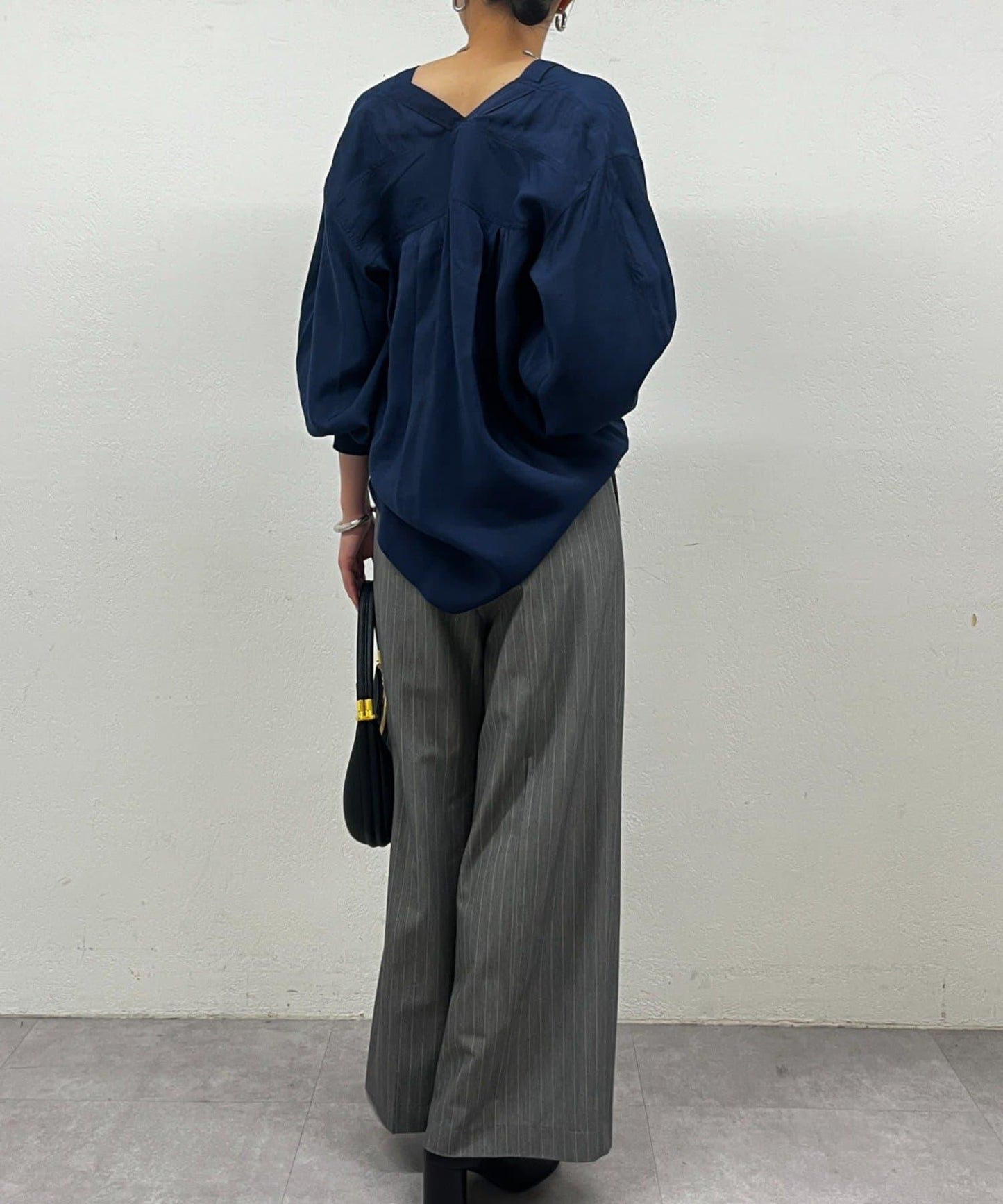 袖口收口V領襯衫