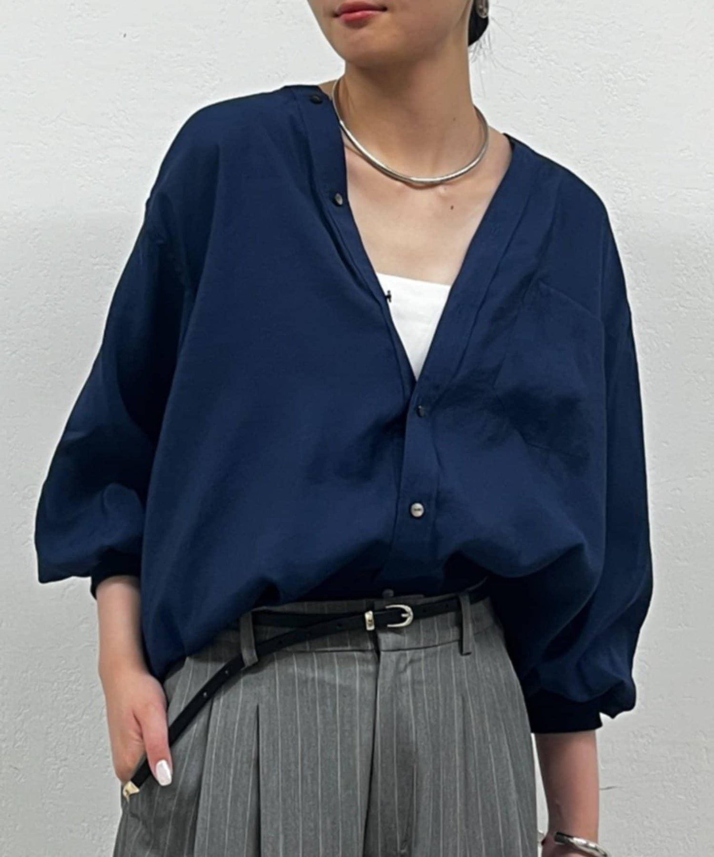 袖口收口V領襯衫