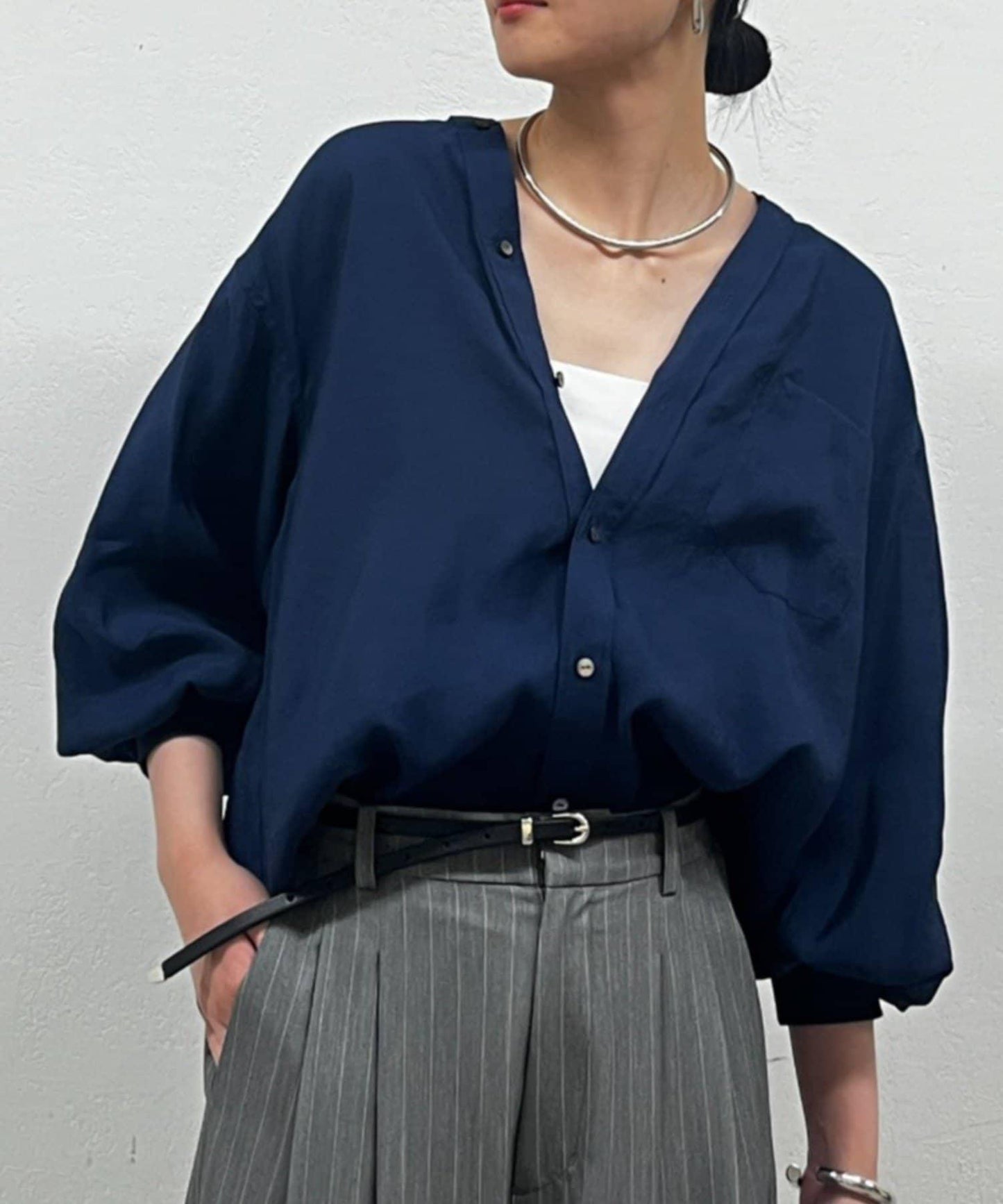 袖口收口V領襯衫