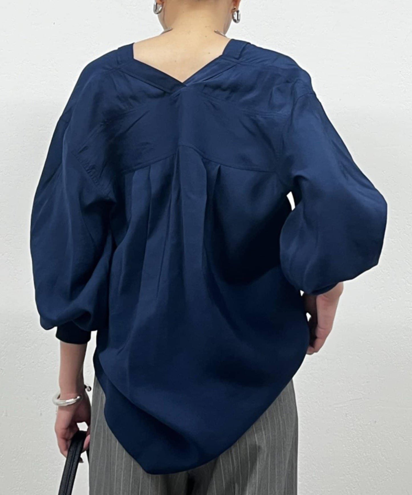 袖口收口V領襯衫