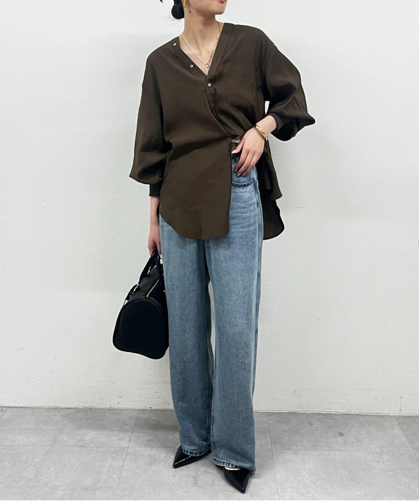 袖口收口V領襯衫