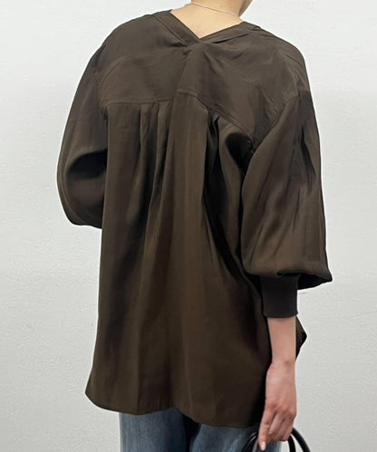 袖口收口V領襯衫