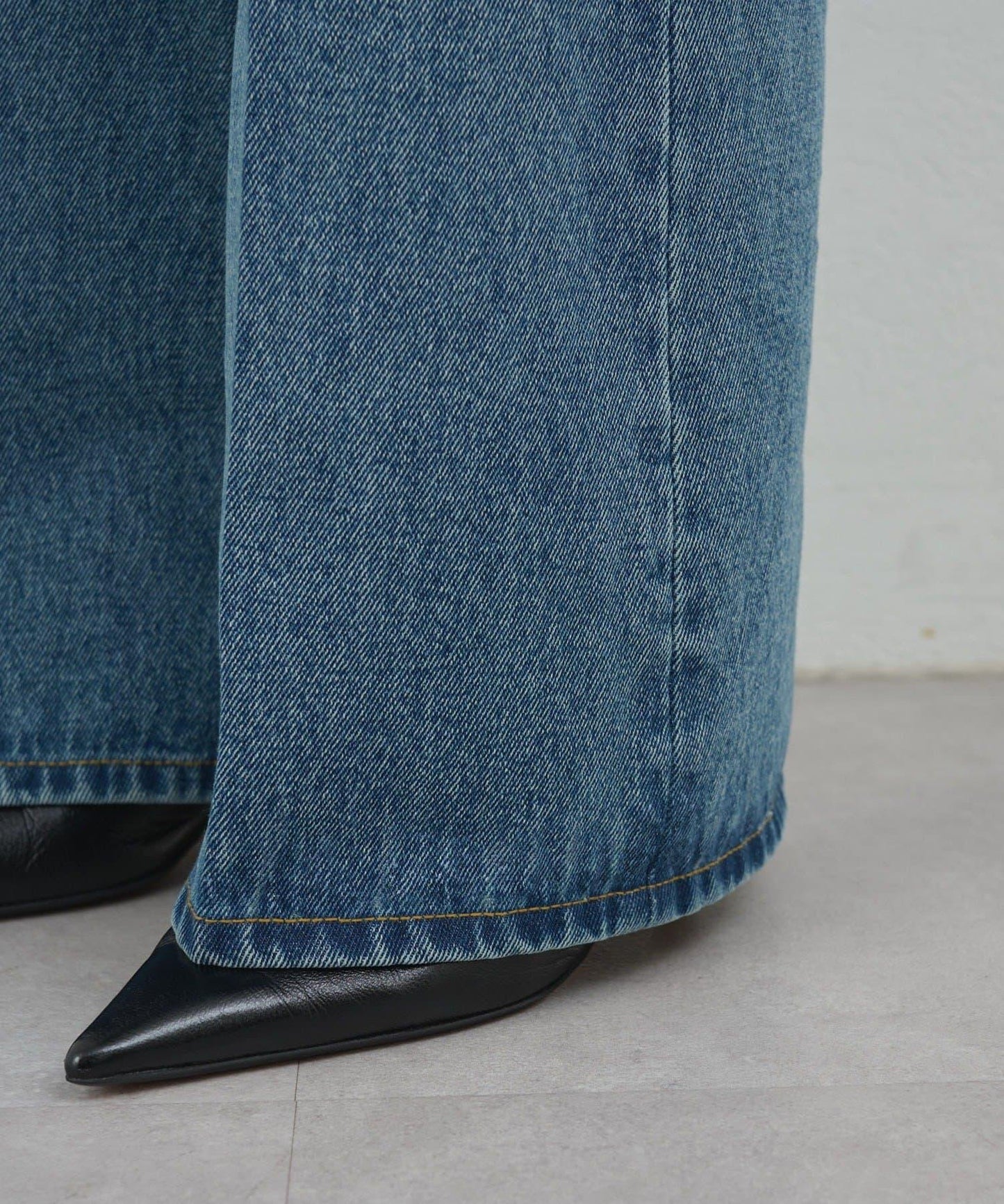 中高腰中筋喇叭牛仔褲