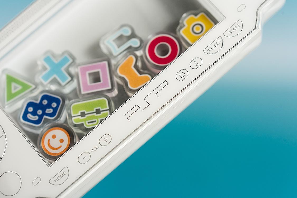 PlayStation™ PSP™（PlayStation™ Portable）的搖搖亞克力鑰匙扣 白色版。