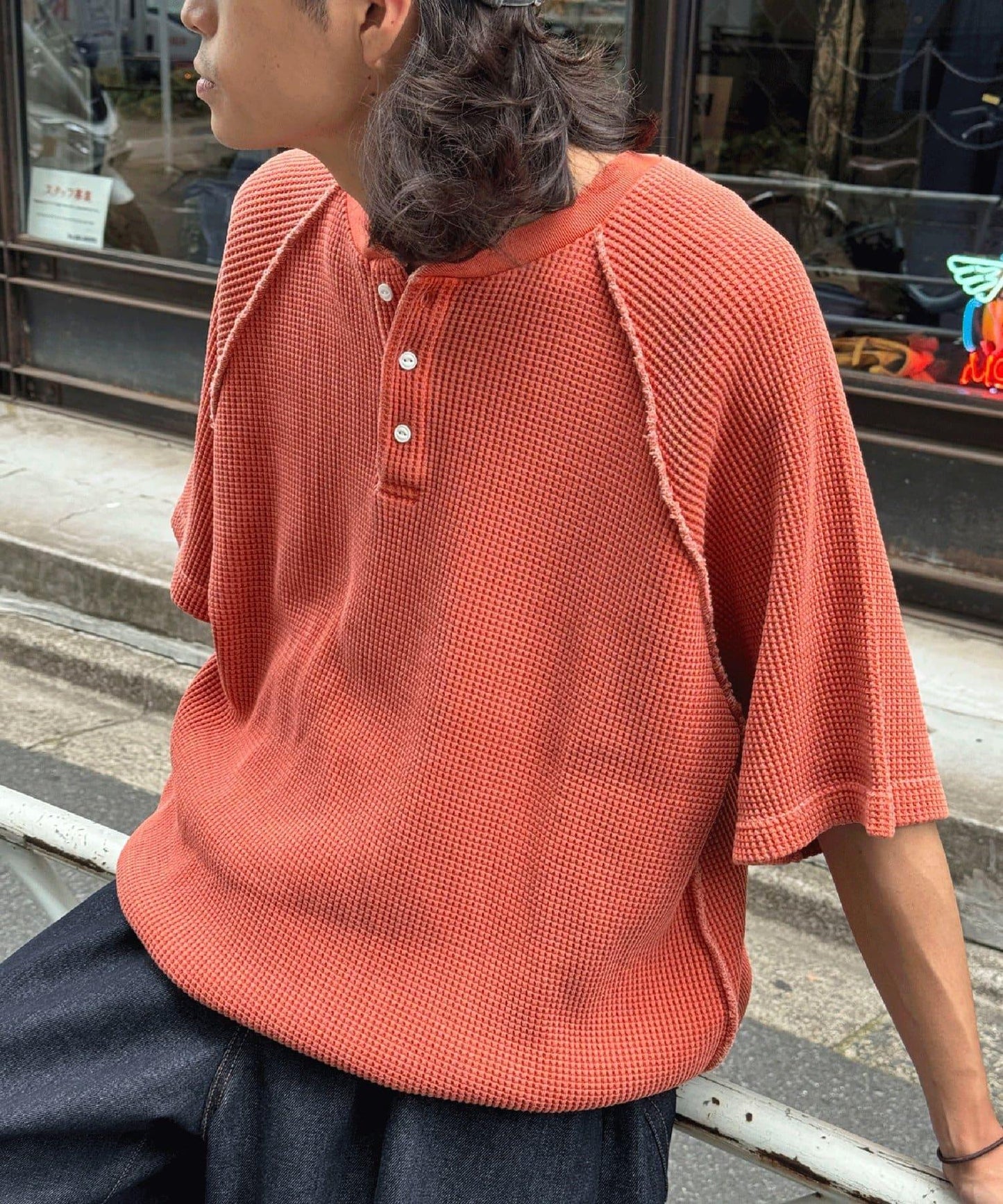 顏料呢華夫餅亨利領T恤