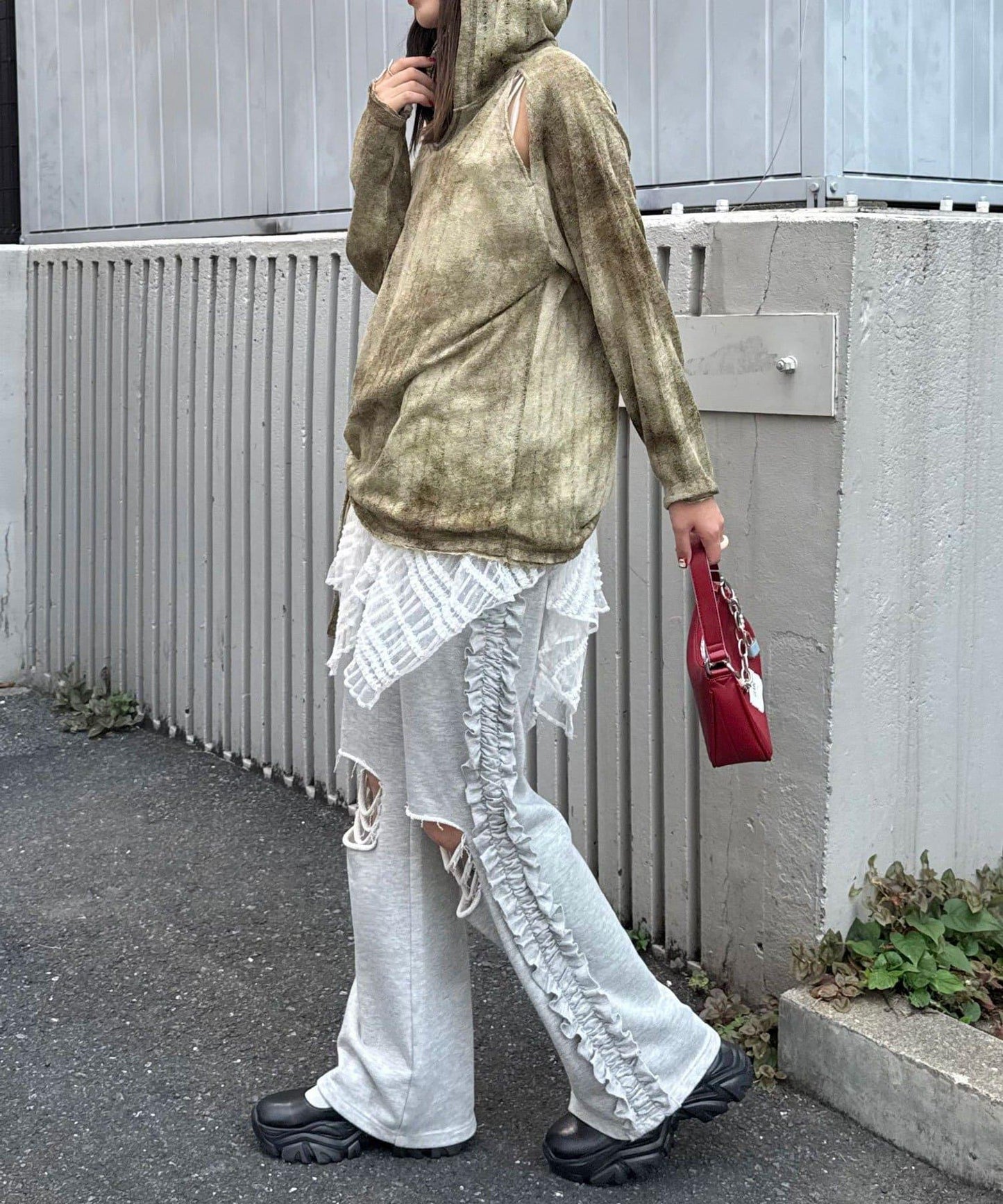 肩部開衩條紋印花連帽衫