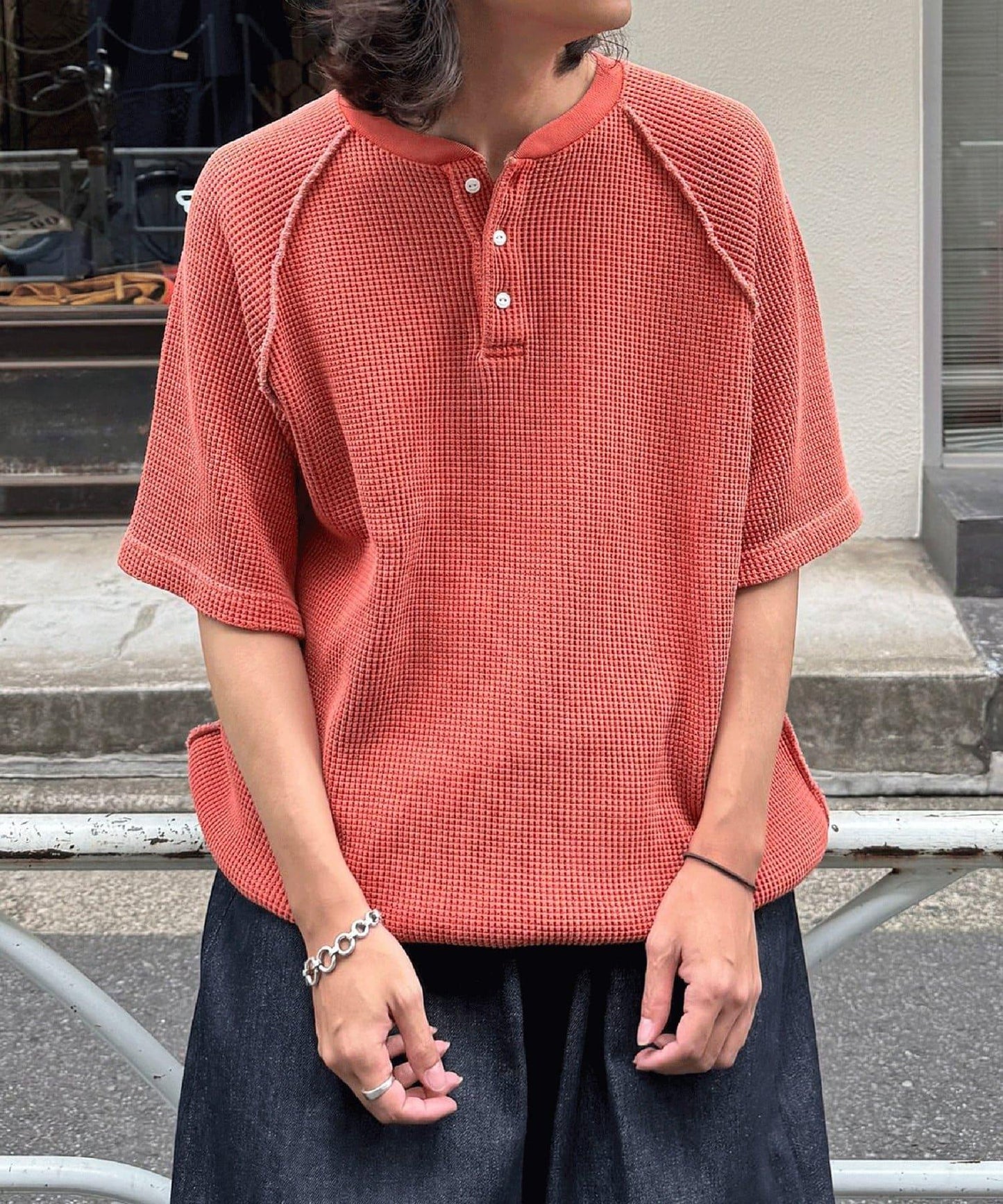 顏料呢華夫餅亨利領T恤