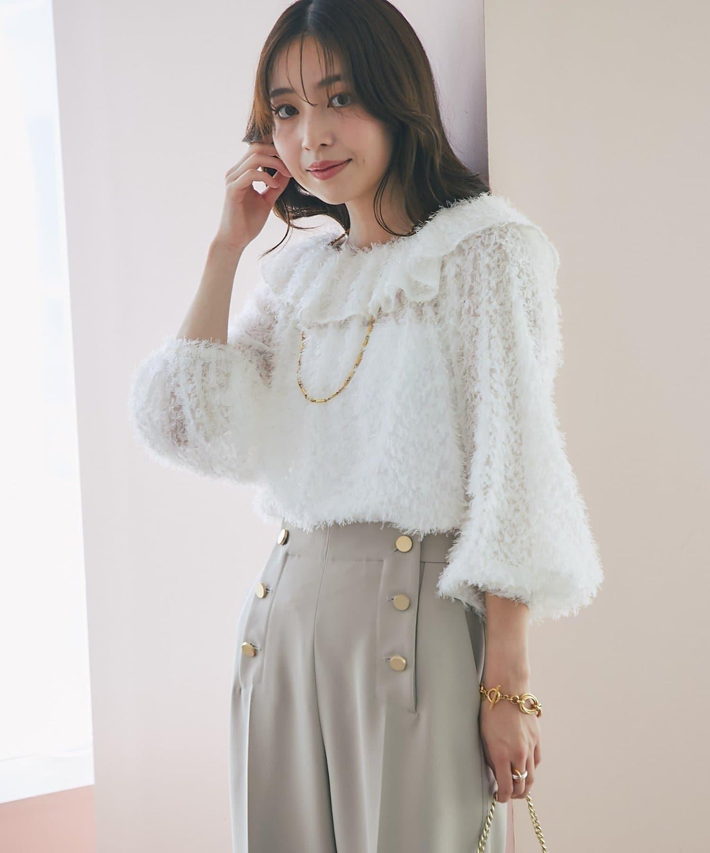 閃光羽毛提花荷葉領襯衫