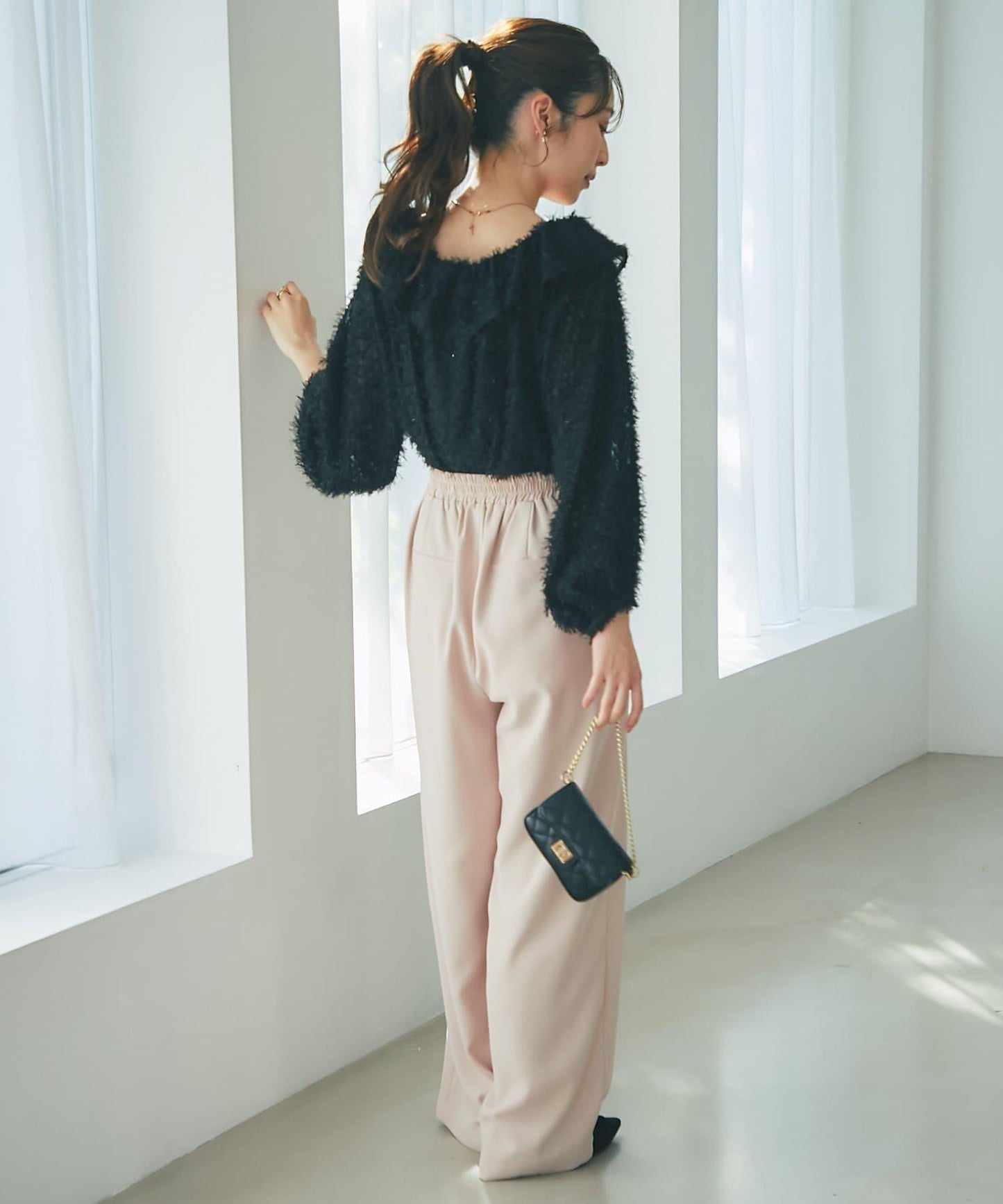 閃光羽毛提花荷葉領襯衫