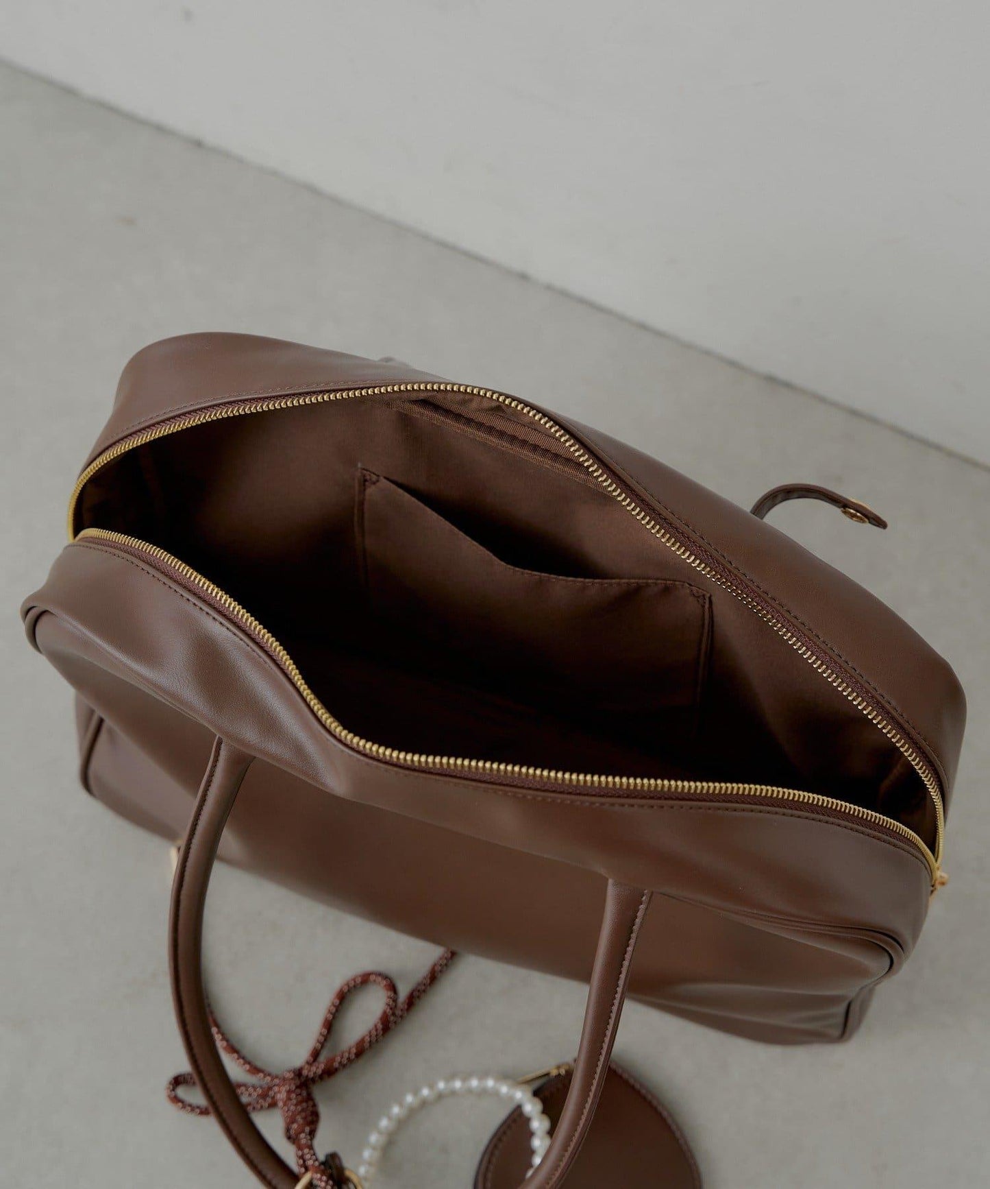 【2尺寸】帶吊墜的方形波士頓包