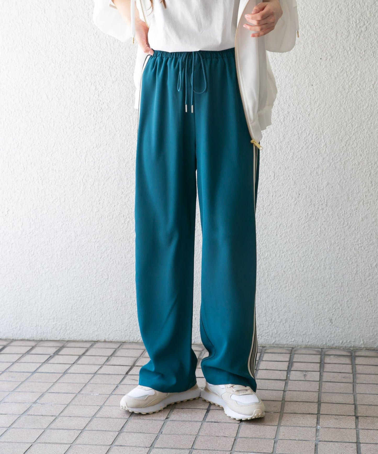 側邊條紋休閒褲