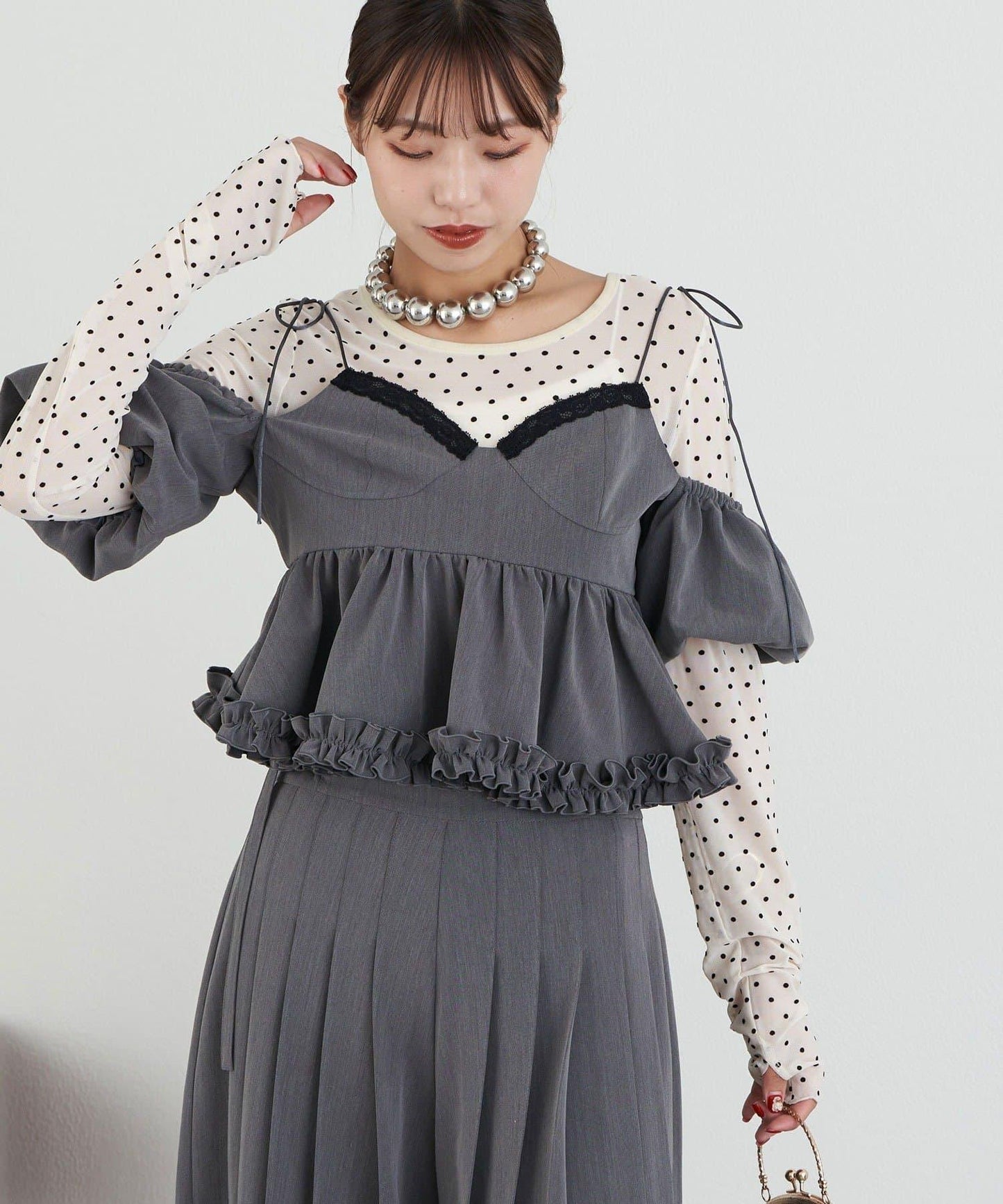 【Lumé/ルメ】下襬荷葉邊圓點雪紡上衣