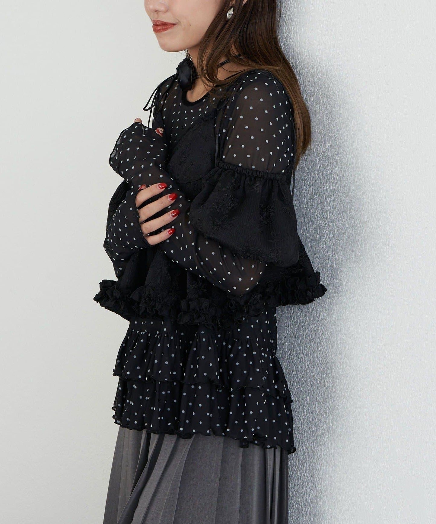 【Lumé/ルメ】下襬荷葉邊圓點雪紡上衣