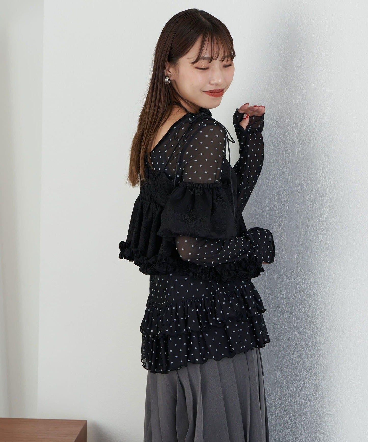 【Lumé/ルメ】下襬荷葉邊圓點雪紡上衣