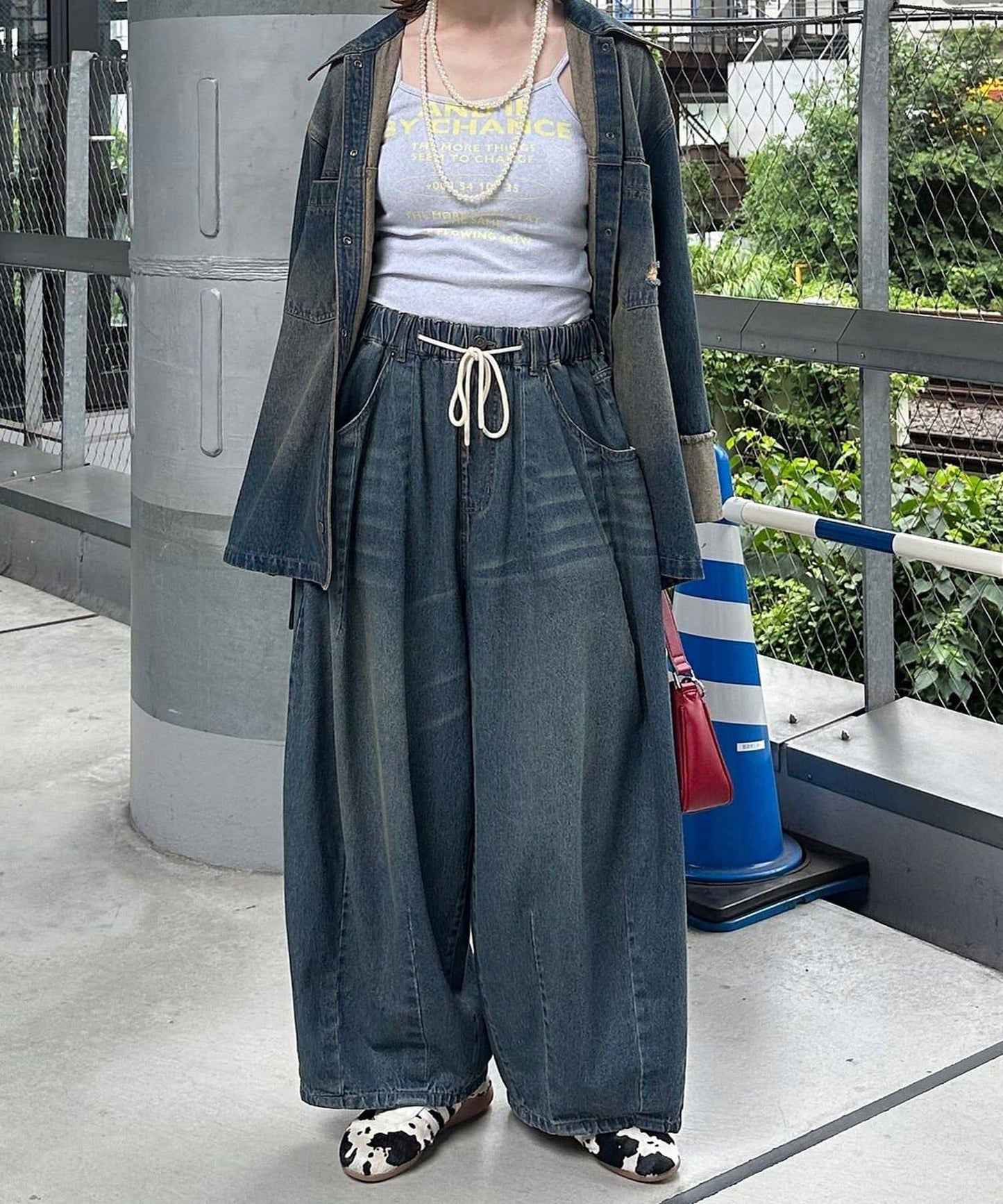 超寬鬆彎曲牛仔褲