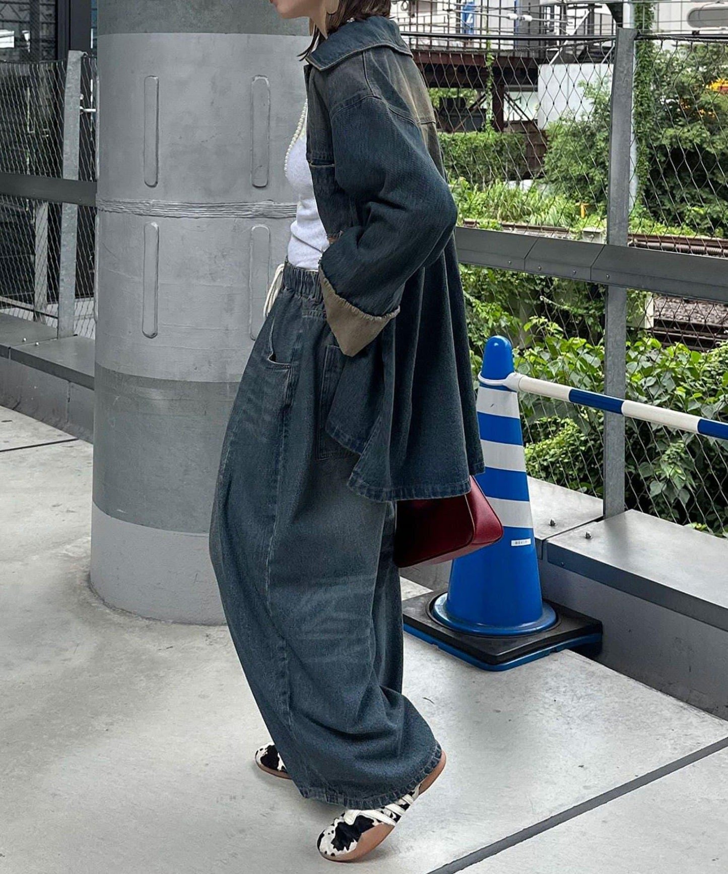 超寬鬆彎曲牛仔褲