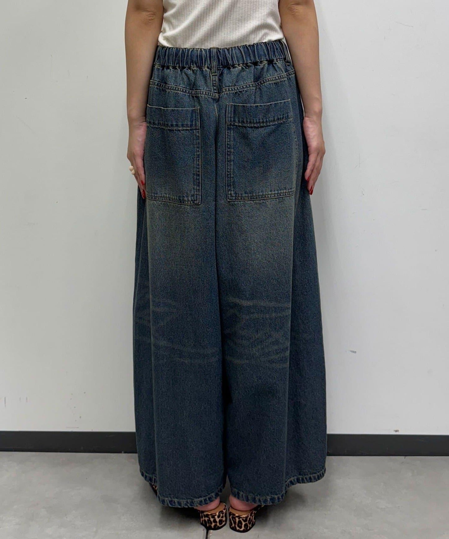 超寬鬆彎曲牛仔褲