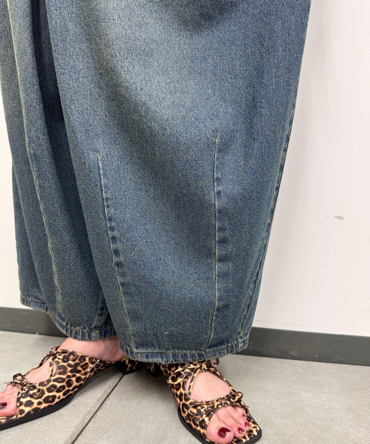 超寬鬆彎曲牛仔褲