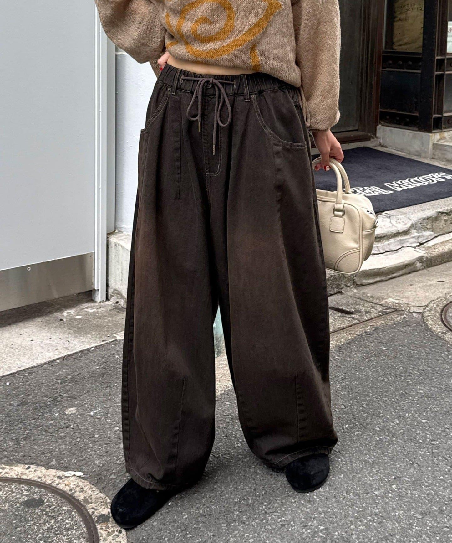 超寬鬆彎曲牛仔褲