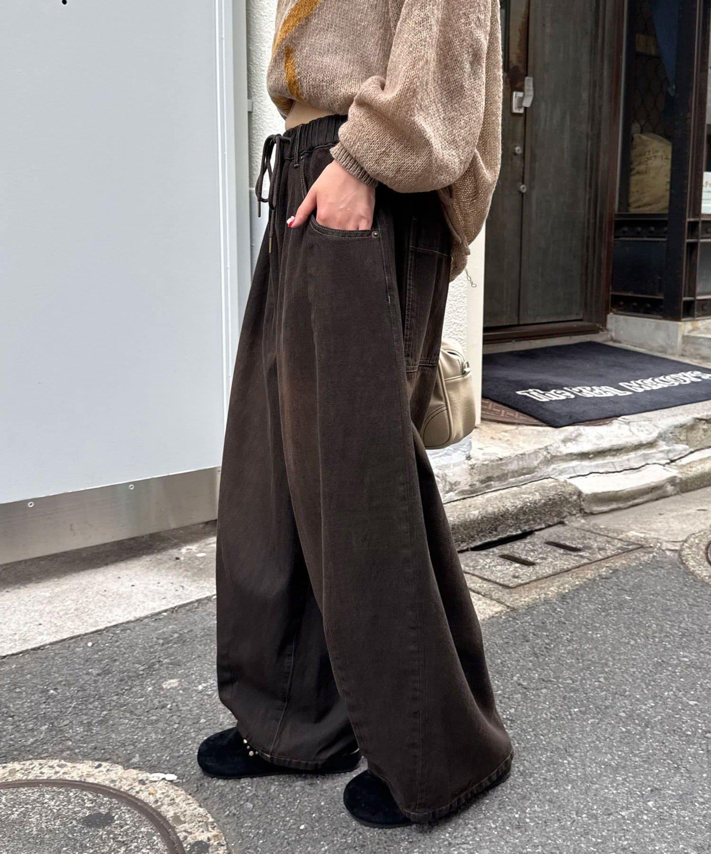 超寬鬆彎曲牛仔褲