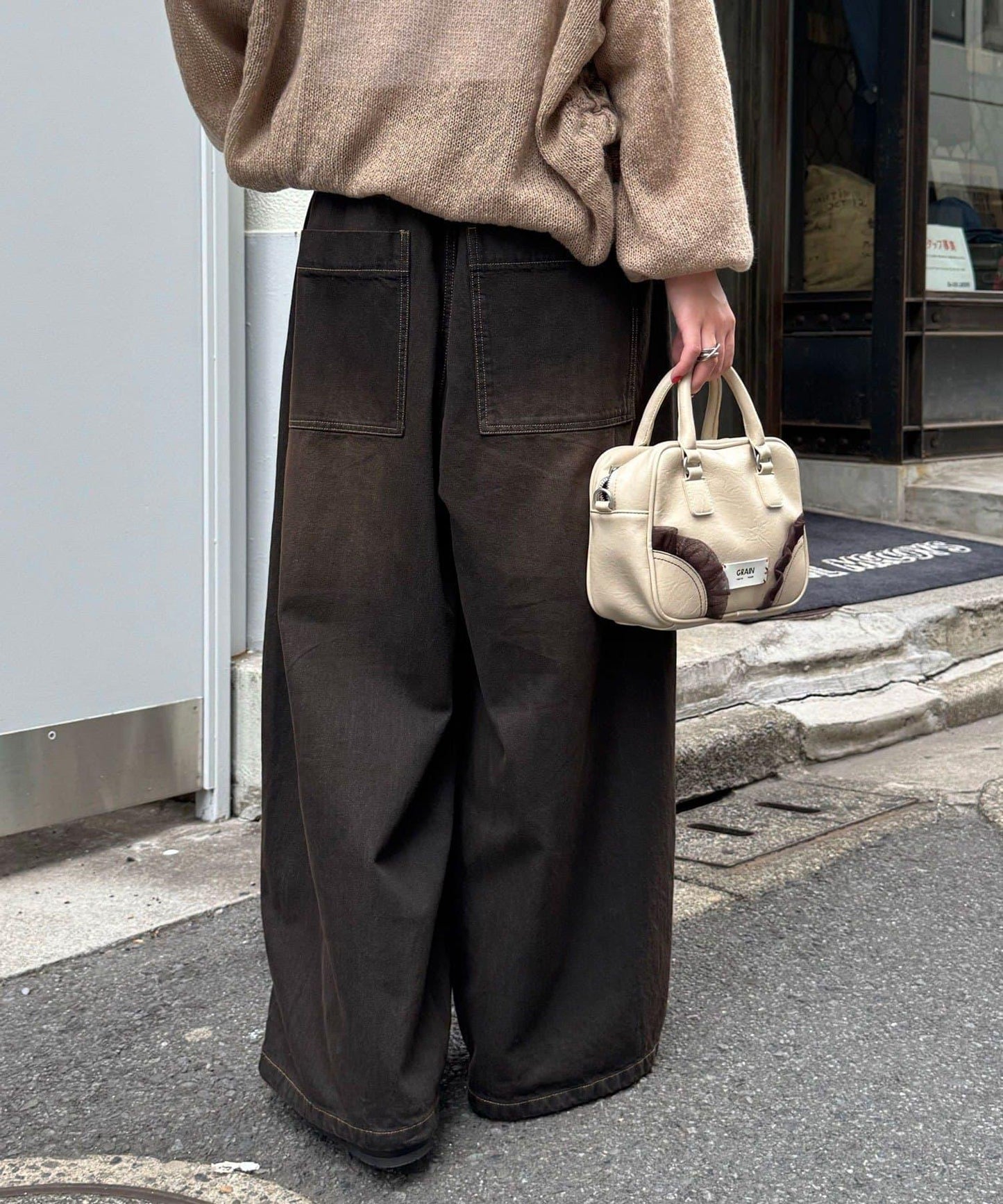 超寬鬆彎曲牛仔褲