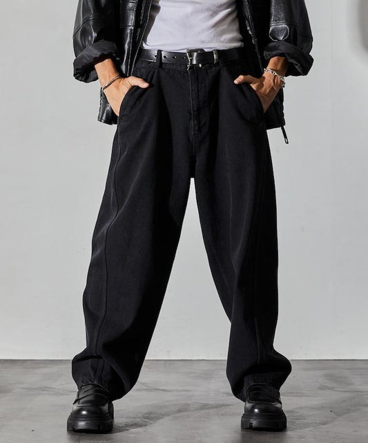 寬鬆版型扭曲彎曲牛仔褲