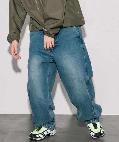 寬鬆版型扭曲彎曲牛仔褲