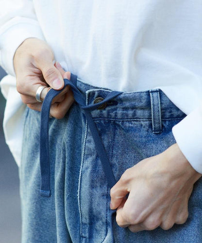 寬鬆版型扭曲彎曲牛仔褲