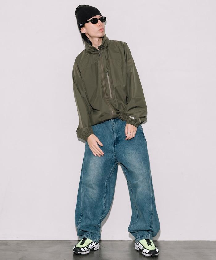 寬鬆版型扭曲彎曲牛仔褲