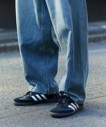 寬鬆版型扭曲彎曲牛仔褲