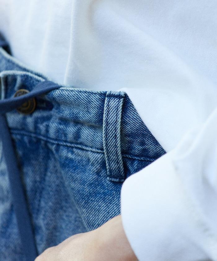 寬鬆版型扭曲彎曲牛仔褲