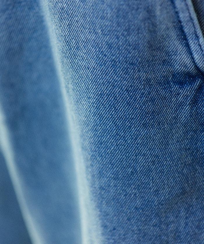 寬鬆版型扭曲彎曲牛仔褲