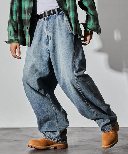 寬鬆版型扭曲彎曲牛仔褲