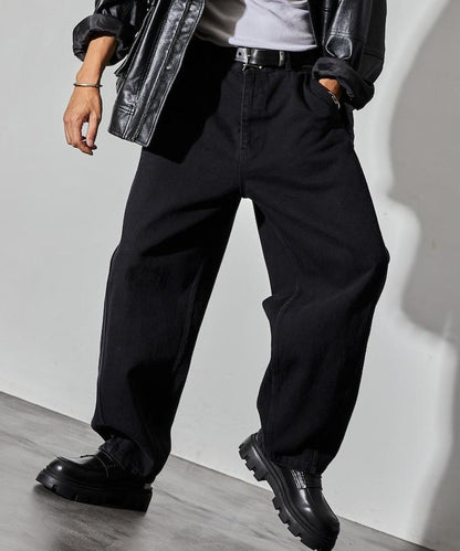 寬鬆版型扭曲彎曲牛仔褲