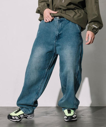 寬鬆版型扭曲彎曲牛仔褲