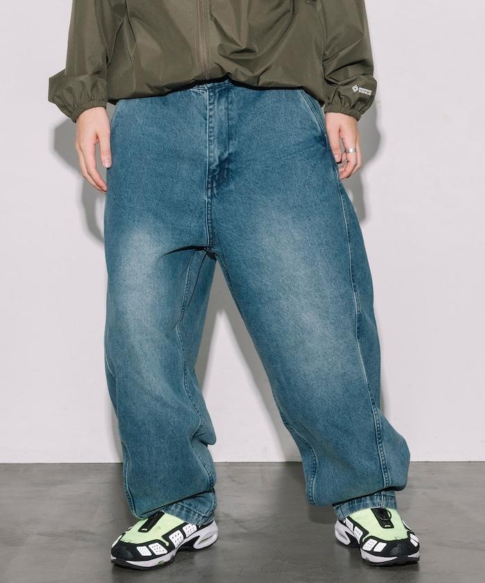 寬鬆版型扭曲彎曲牛仔褲