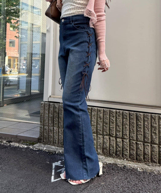 【可甜美穿搭的牛仔褲！】側邊繫帶喇叭褲