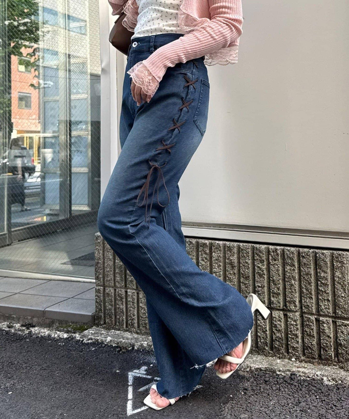 【可甜美穿搭的牛仔褲！】側邊繫帶喇叭褲