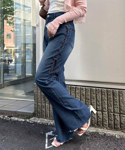 【可甜美穿搭的牛仔褲！】側邊繫帶喇叭褲