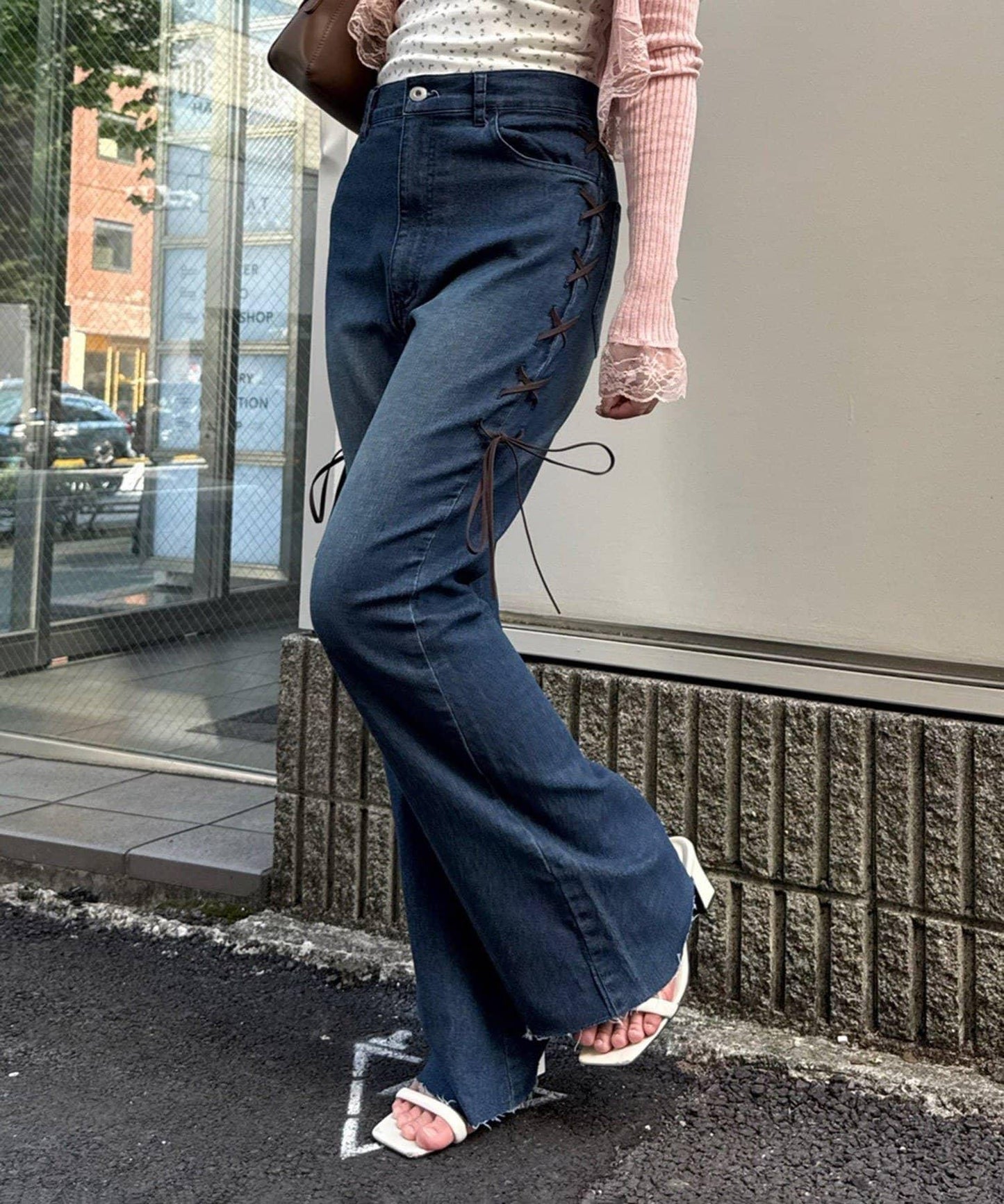 【可甜美穿搭的牛仔褲！】側邊繫帶喇叭褲