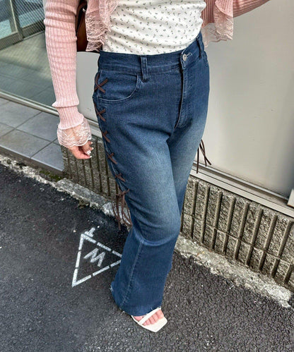 【可甜美穿搭的牛仔褲！】側邊繫帶喇叭褲