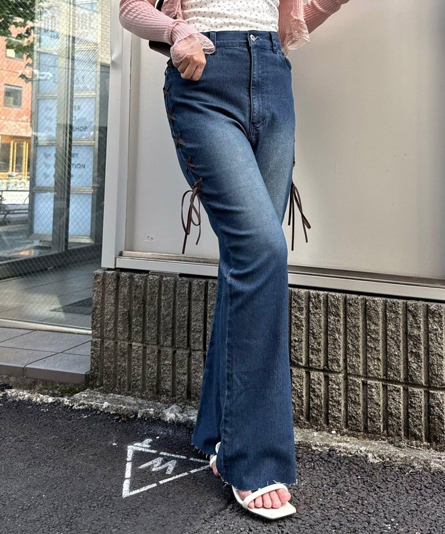 【可甜美穿搭的牛仔褲！】側邊繫帶喇叭褲