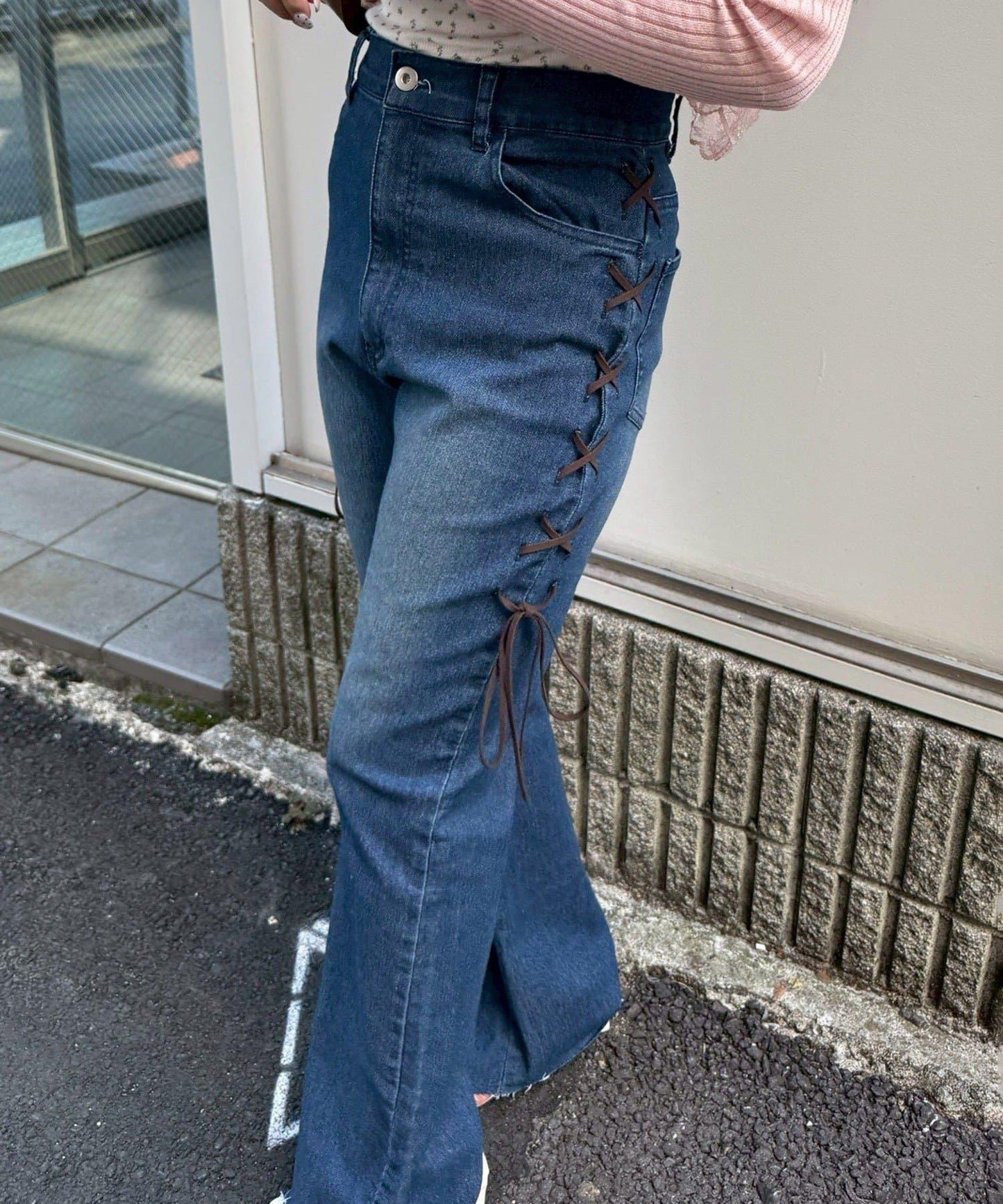 【可甜美穿搭的牛仔褲！】側邊繫帶喇叭褲