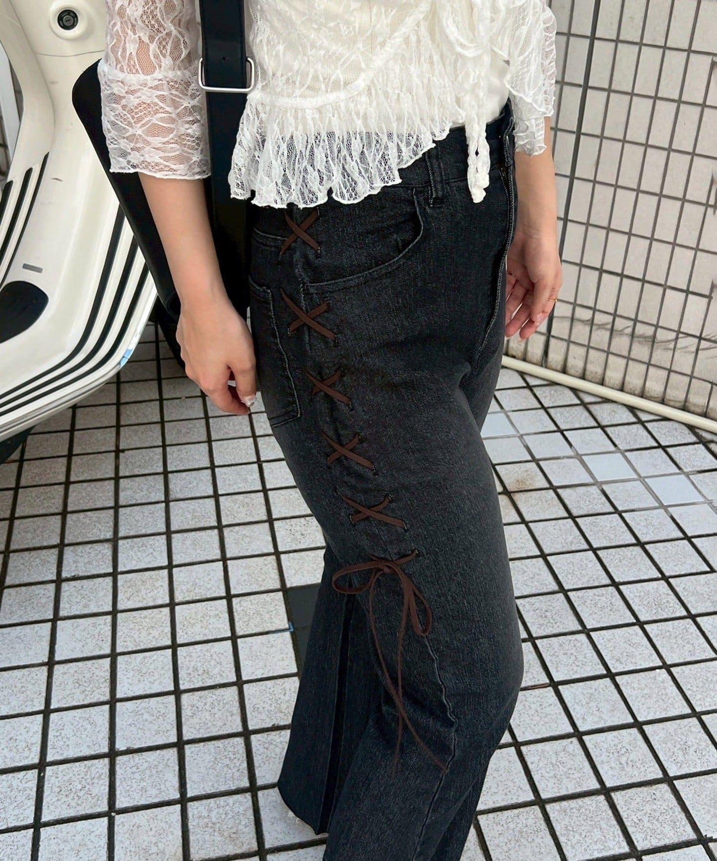 【可甜美穿搭的牛仔褲！】側邊繫帶喇叭褲