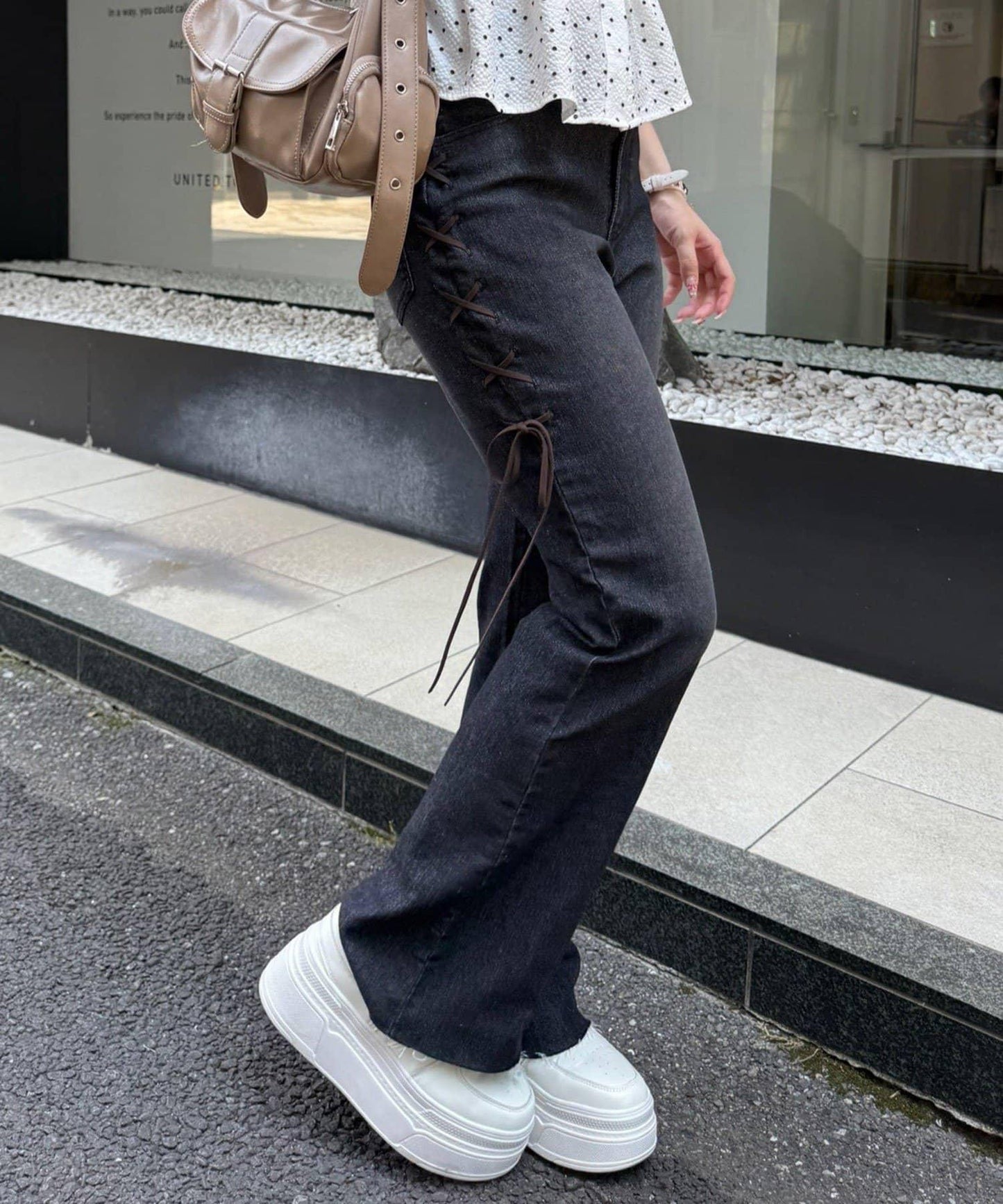 【可甜美穿搭的牛仔褲！】側邊繫帶喇叭褲
