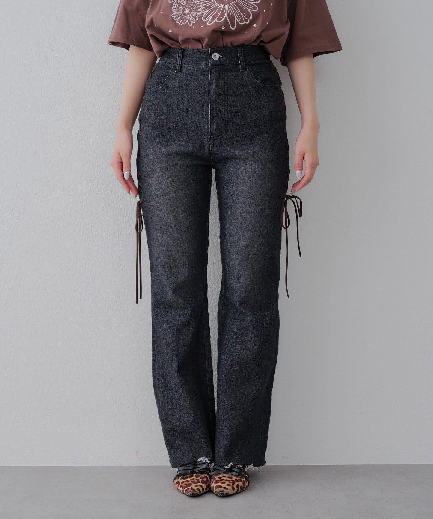 【可甜美穿搭的牛仔褲！】側邊繫帶喇叭褲