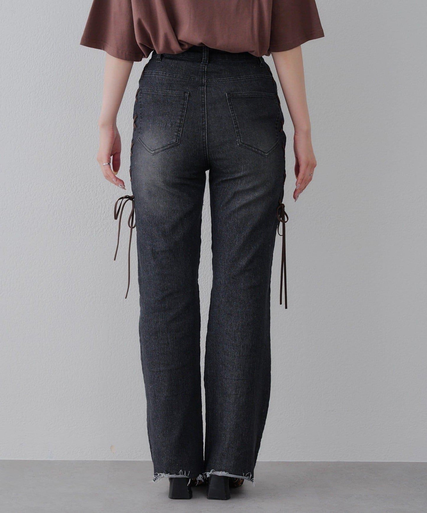 【可甜美穿搭的牛仔褲！】側邊繫帶喇叭褲