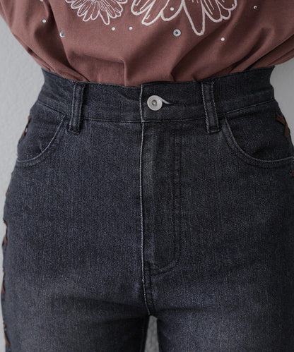 【可甜美穿搭的牛仔褲！】側邊繫帶喇叭褲