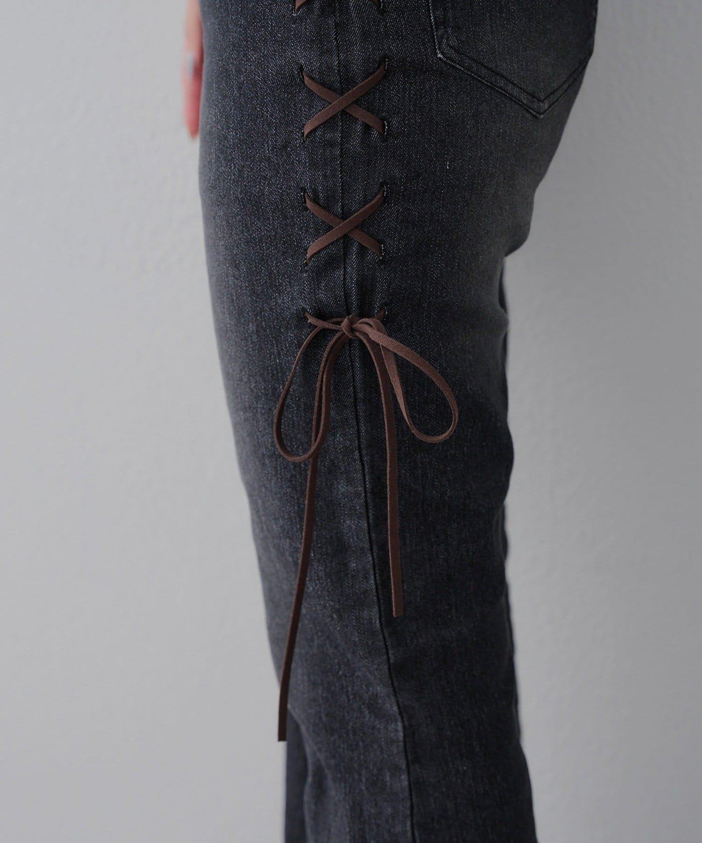 【可甜美穿搭的牛仔褲！】側邊繫帶喇叭褲